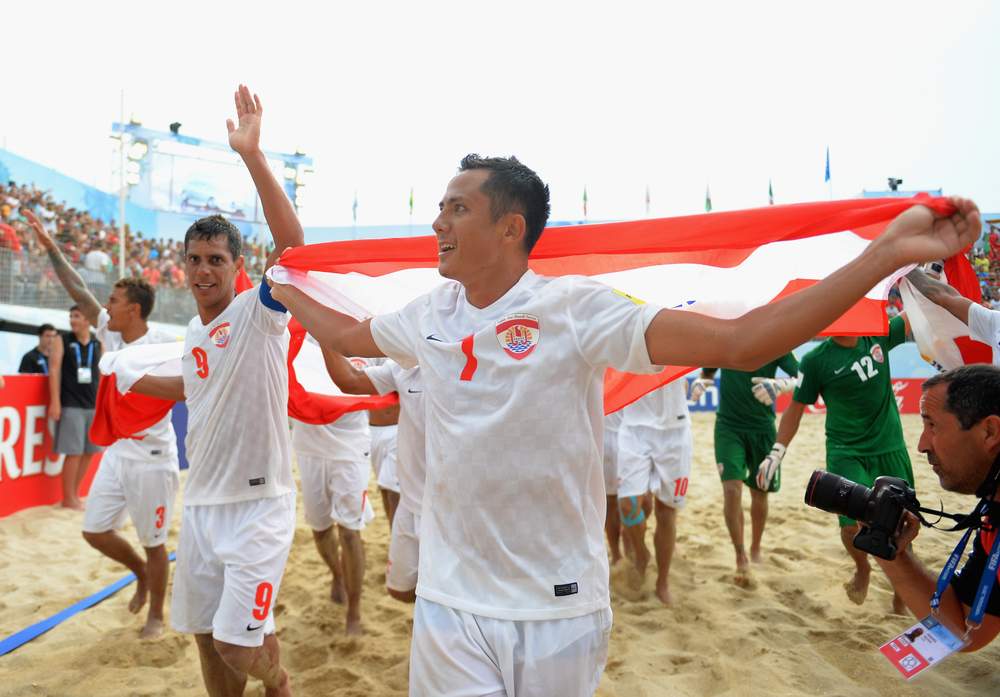 Raimana Li Fung Kuee celebrates with the team after Tahiti's semifinal win over Italy at the 2015 FIFA Beach Soccer World Cup.
PHOTO: GETTY IMAGES