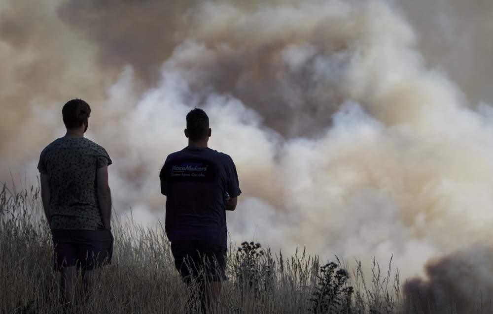 Onlookers watch the fire build through Early Valley.
PHOTO: ALDEN WILLIAMS/FAIRFAX NZ Onlookers watch the fire build through Early Valley.
PHOTO: ALDEN WILLIAMS/FAIRFAX NZ